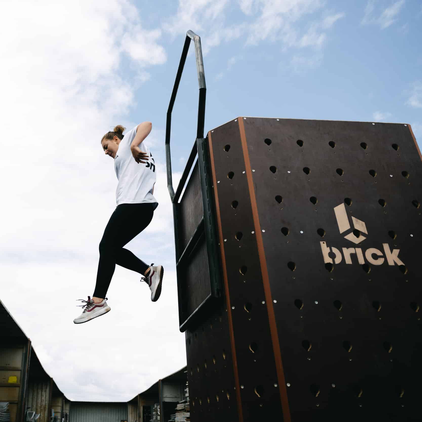 jeune femme pratiquant le parkour