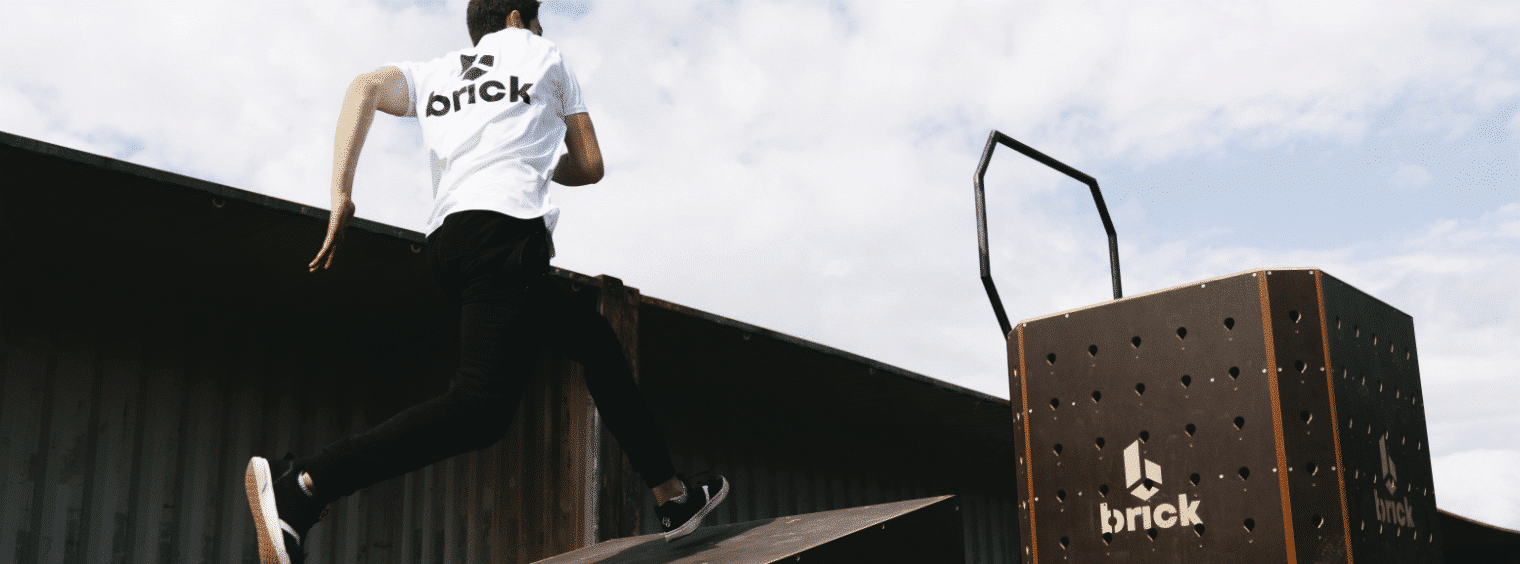 jeune homme pratiquant le parkour sur set up 3 de la marque brick photo par matthieu metivet