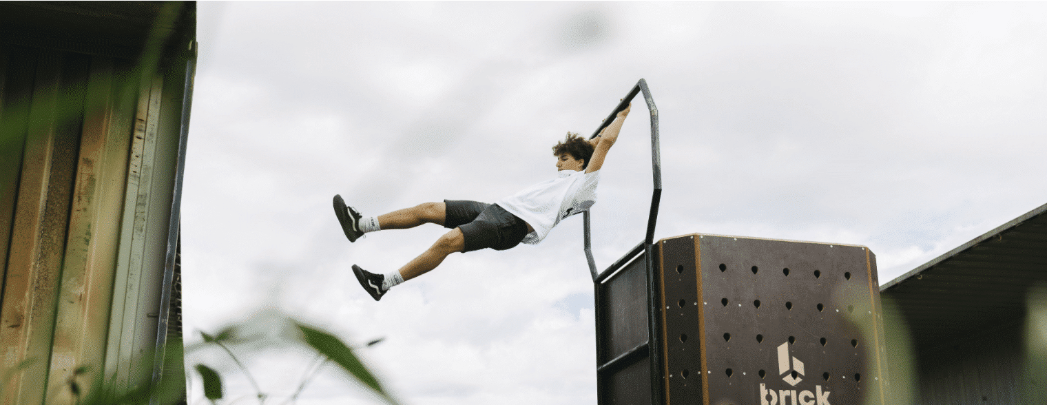 jeune homme pratiquant le parkour mouvement de balancier sur set up 1