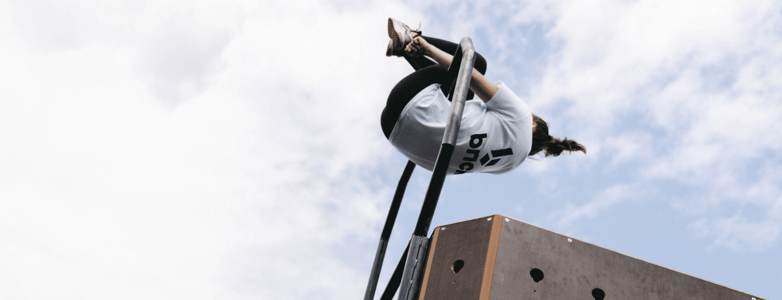 jeune femme exerçant le mouvement de balancier sur set up 2 de la marque brick photo par matthieu metivet